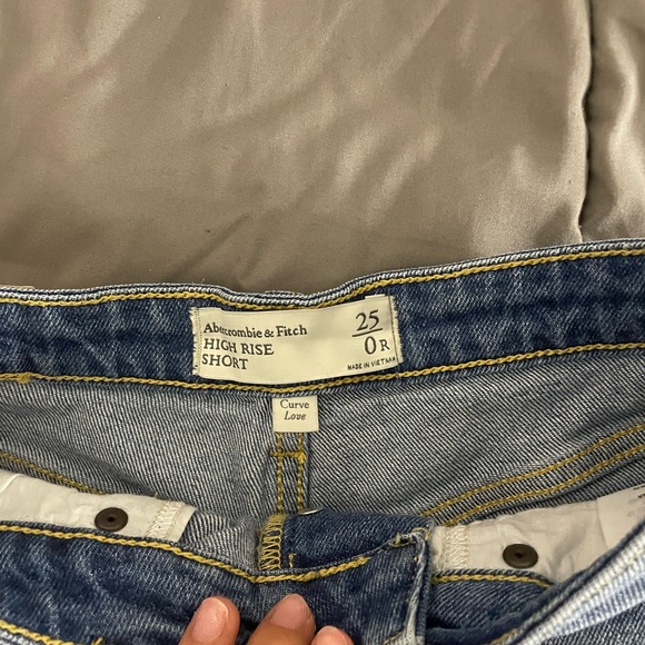 Abercrombie and Fitch high rise shorts - Picture 2 of 3